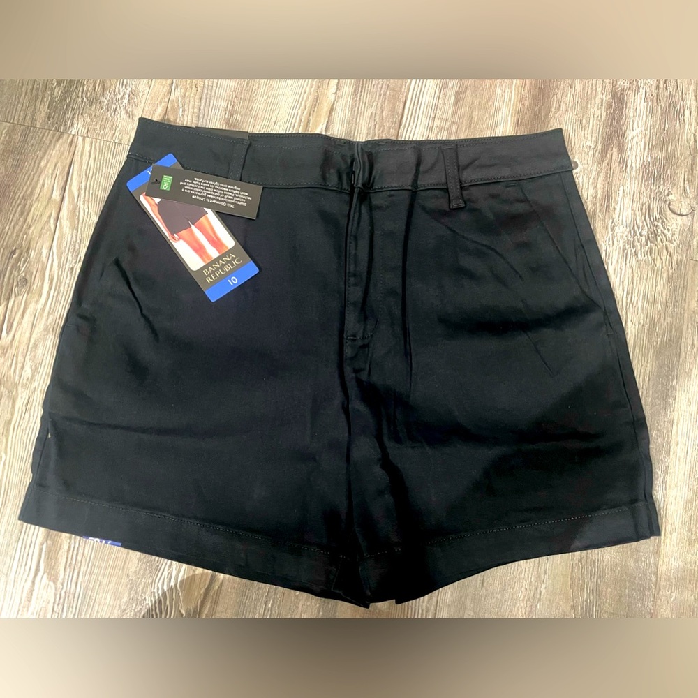 New with tag, never used. 

Banana republic chino short black size 10.